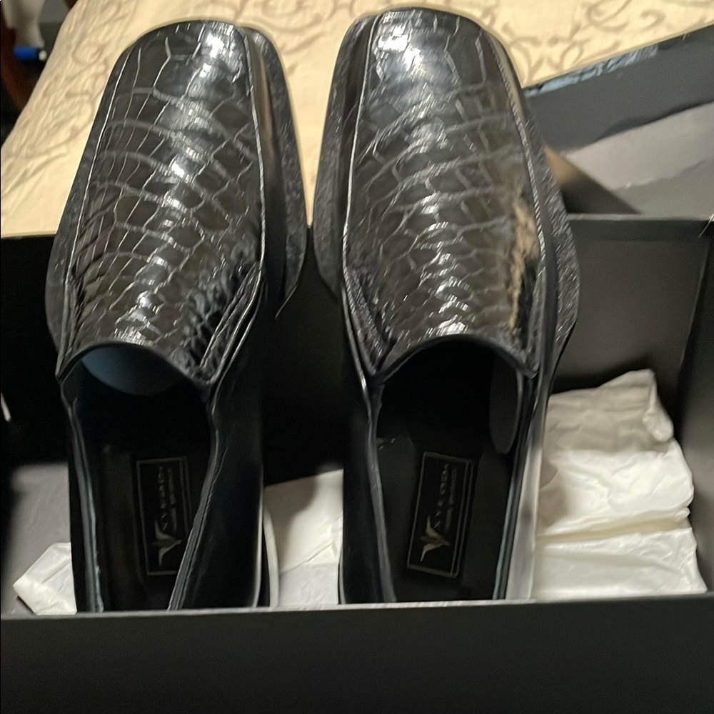 Vittorio Men's Black Crocodile Pattern Loafers